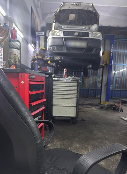 Atölyede lift üzerinde bakımı yapılan araç ve usta