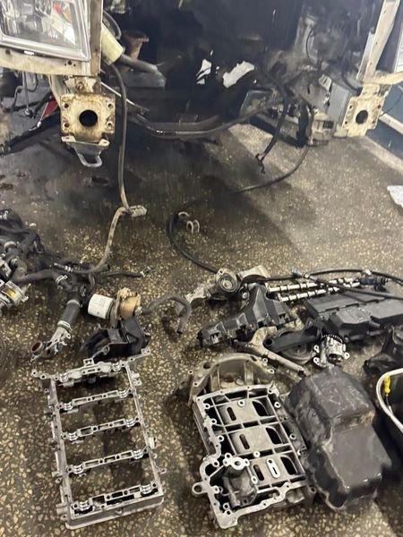 Sökülmüş motor parçaları ve yağ karteri