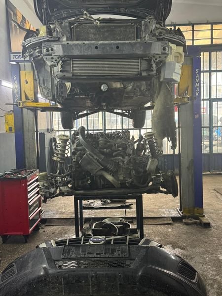 Motoru alta indirilmiş araç, lift üzerinde motor sökme işlemi