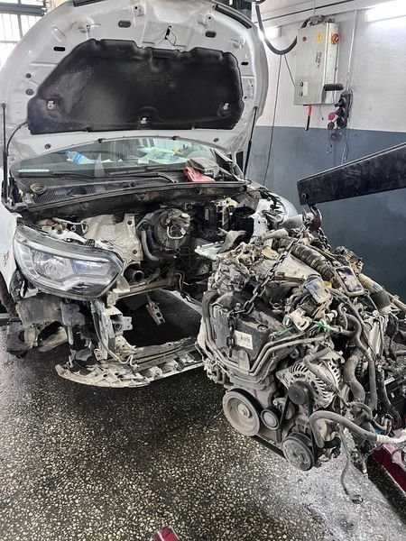 Motoru araçtan çıkarılmış durumda onarım çalışması