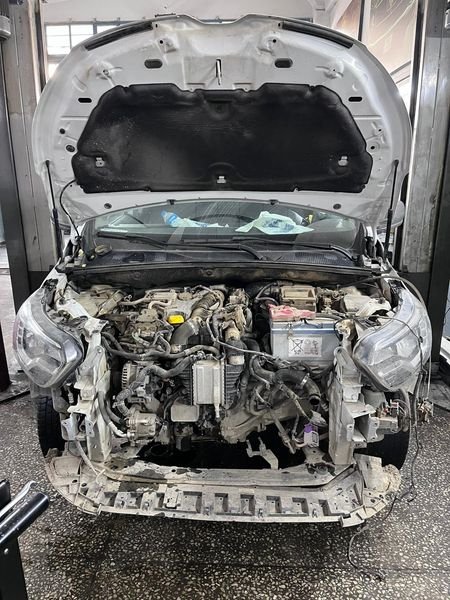 Ön bölümü açılmış araçta motor ve ekipman demontajı