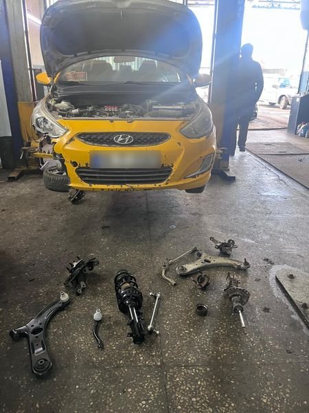 Lift üzerinde araç ve değişen ön takım parçaları
