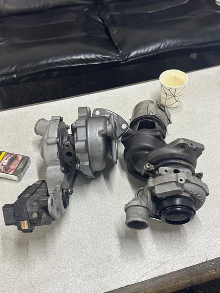 Sökülmüş turboşarj parçaları tezgâh üzerinde