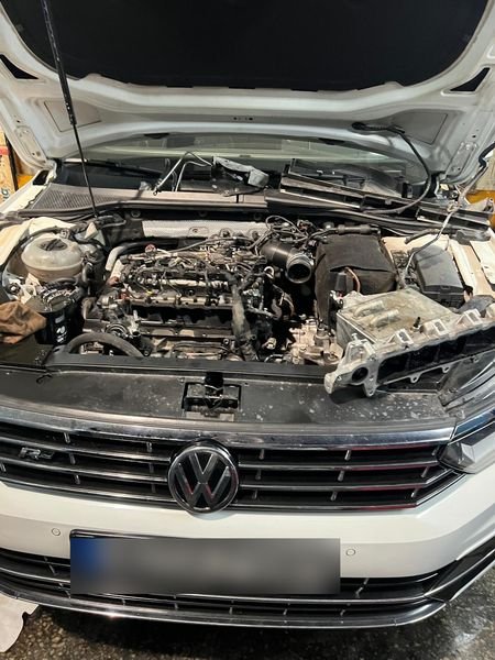Volkswagen motor bölümü açık halde bakım çalışması